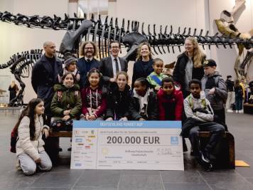 Scheckübergabe an Deutschsommer 