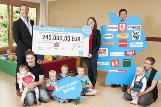 schekcübergabe eltern AG